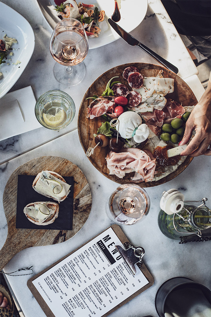 bedekte tafel met eten