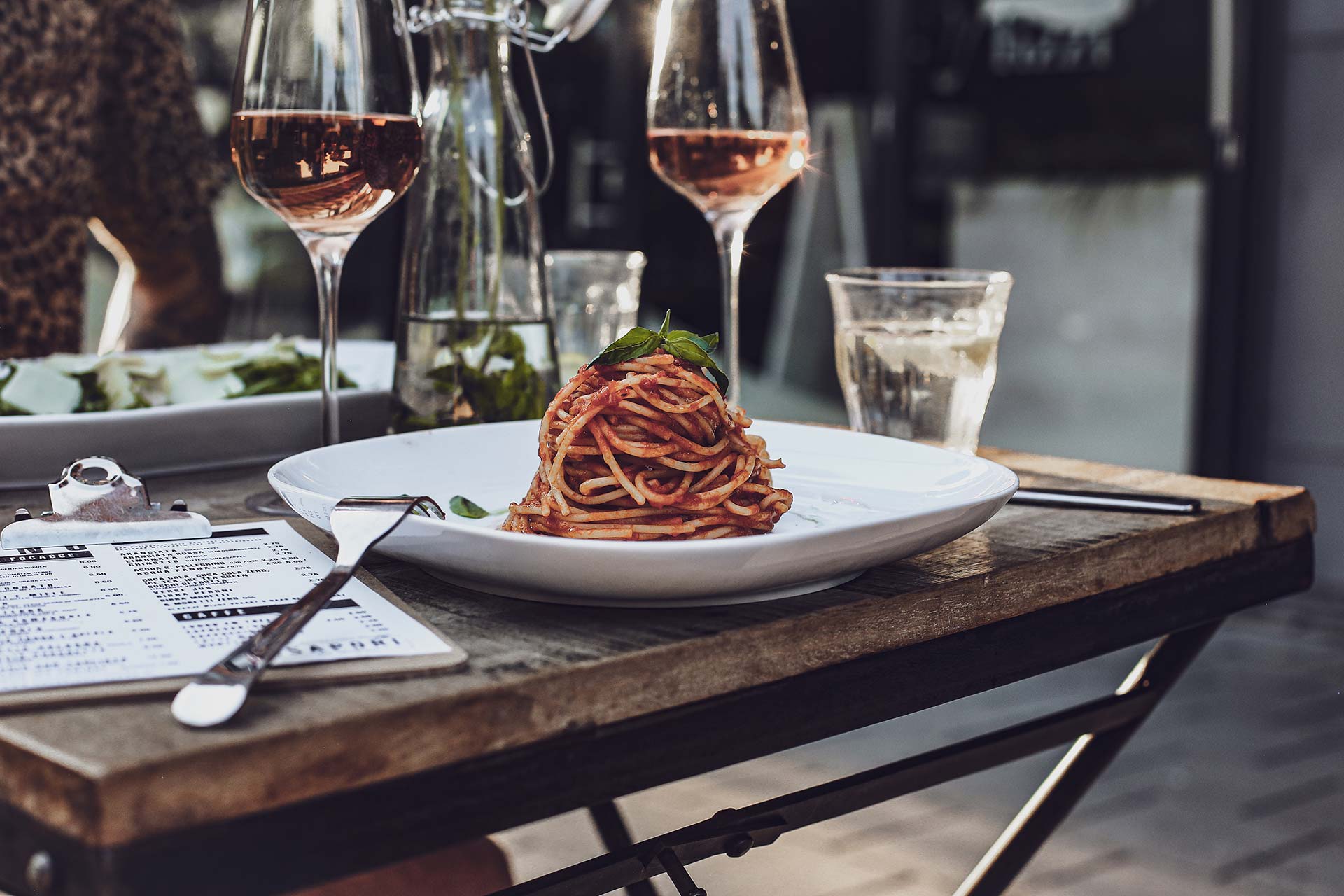 bedekte tafel met pasta